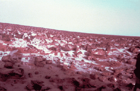 Amanecer en la superficie marciana, con hielo de agua y CO2. Tomada de www.solarviews.com