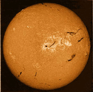 Las manchas solares son zonas oscuras en la superficie solar. Tomada de www.solarviews.com