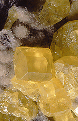 Cristal de Azufre: su forma externa es reflejo de su orden interno.