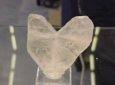 Macla en un cristal de cuarzo (plano de simetra)