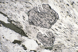 Granate de una roca metamrfica que ha crecido por recristalizacin de otros minerales.