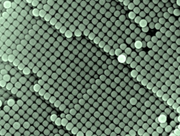Modelo con esferas microscpicas imitando el crecimiento de un cristal por nucleacin heterogenea