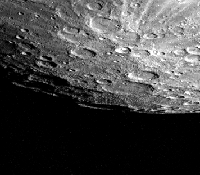 La intensa craterización de Mercurio muestra la nula renovación de su superficie.