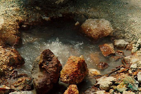 El color rojo de estas piedras es debido a las bacterias que viven en esta solfatara, al lado de un volcn y a temperaturas muy elevadas