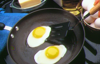 El huevo crudo pasa a frito por desnaturalización de las proteínas, mediante calor.