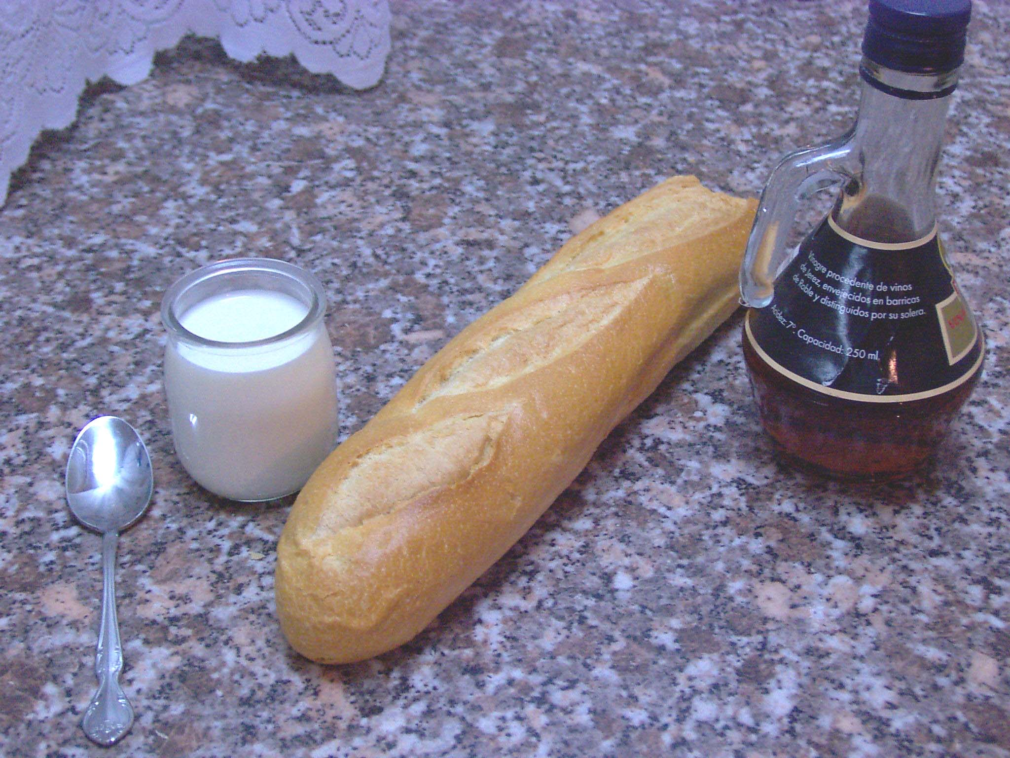 El pan, el yogur y el vinagre son alimenos producidos por la aplicación de la Biotecnología. Imagen: De Mier y Leva