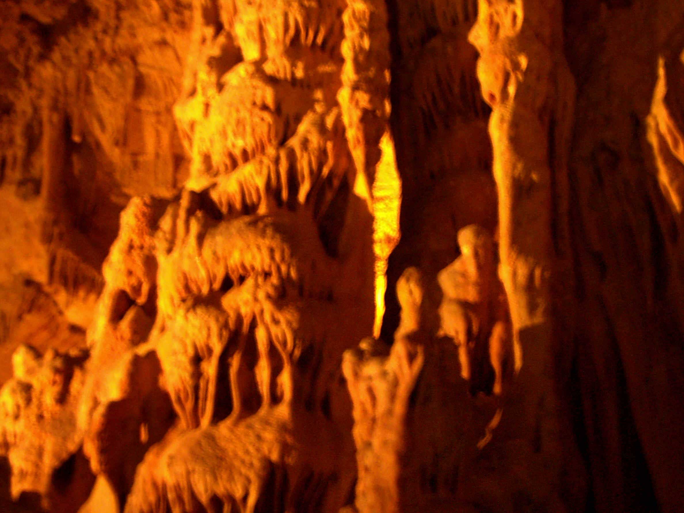 Proceso de carbonatacin en una gruta. Imagen: De Mier y Leva.