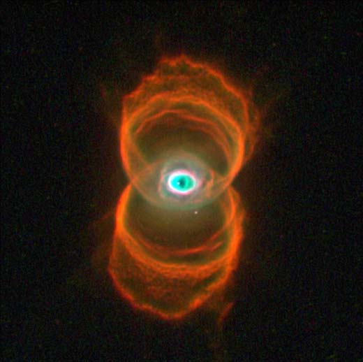 Nebulosa planetaria, con un doble anillo de gases calientes.