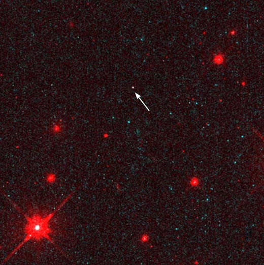 Estrella de neutrones fotografiada en luz visible por el HST, que aparece rodeada por otroas estrellas.