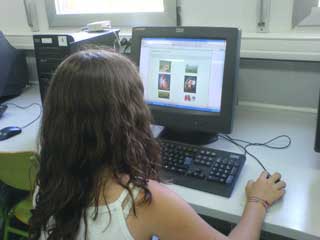Alumna utilizando el recurso Biosfera delante del ordenador.