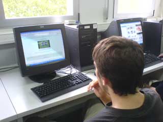 Alumno utilizando el recurso Biosfera delante del ordenador.