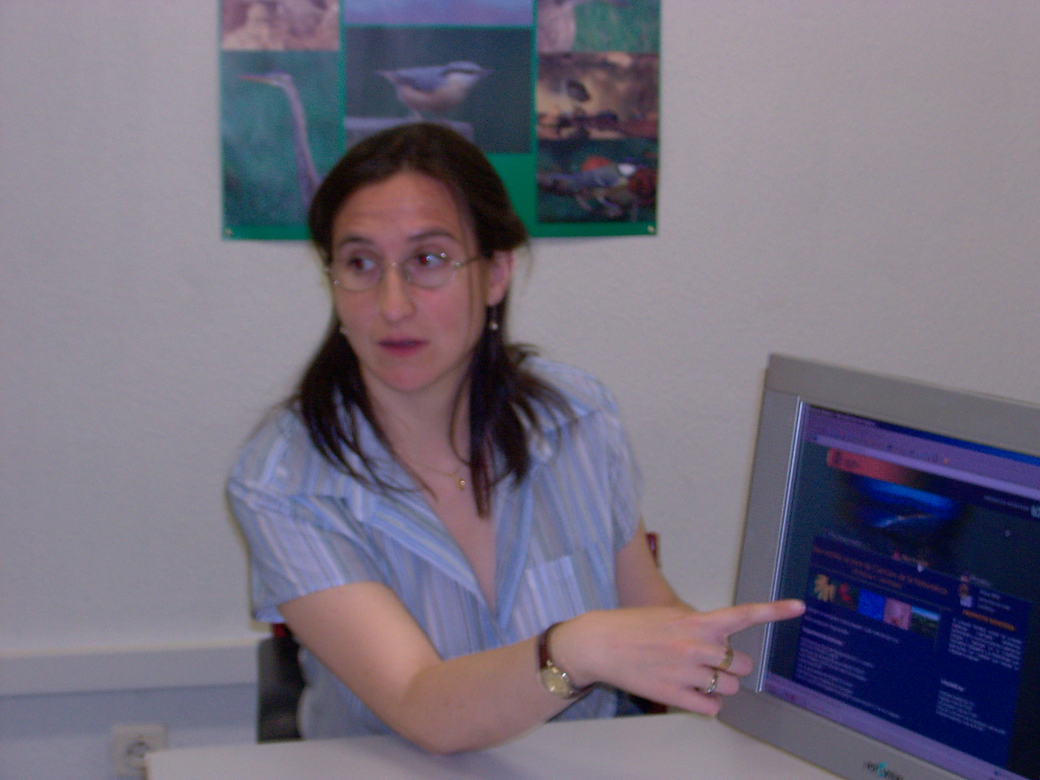 Profesora mostrando la pantalla del recurso Biosfera